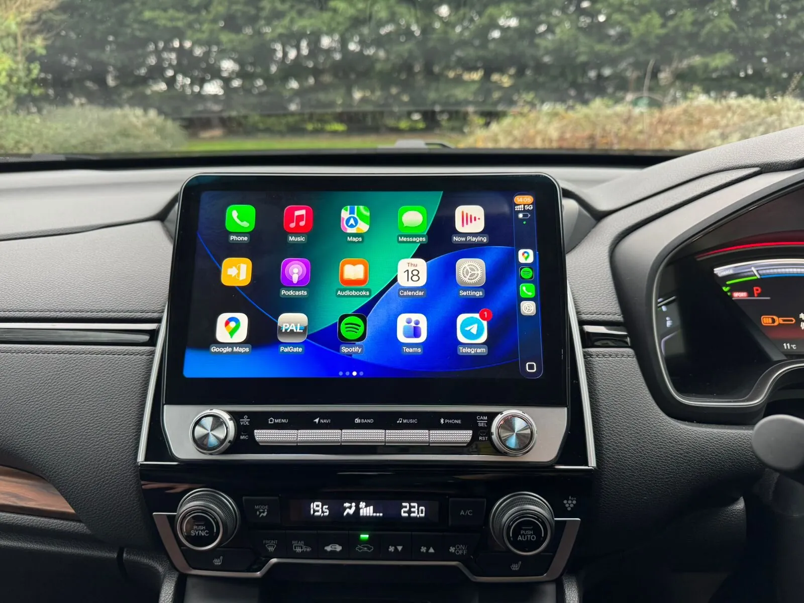 Wireless Apple CarPlay and Android Auto dashboard system installation